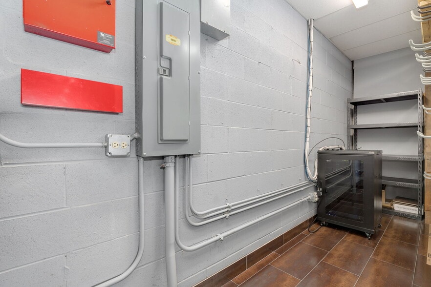 More Photos Of 1180-1198 Heather Dr, Lake Zurich Warehouse For Sale