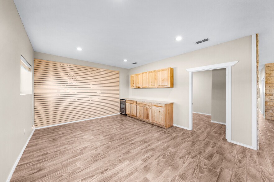 More Photos Of 11639 E US Highway 175, Kemp Flex For Lease