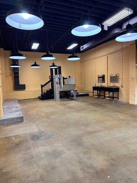 More Photos Of 711 Main St, Grandview Storefront For Lease