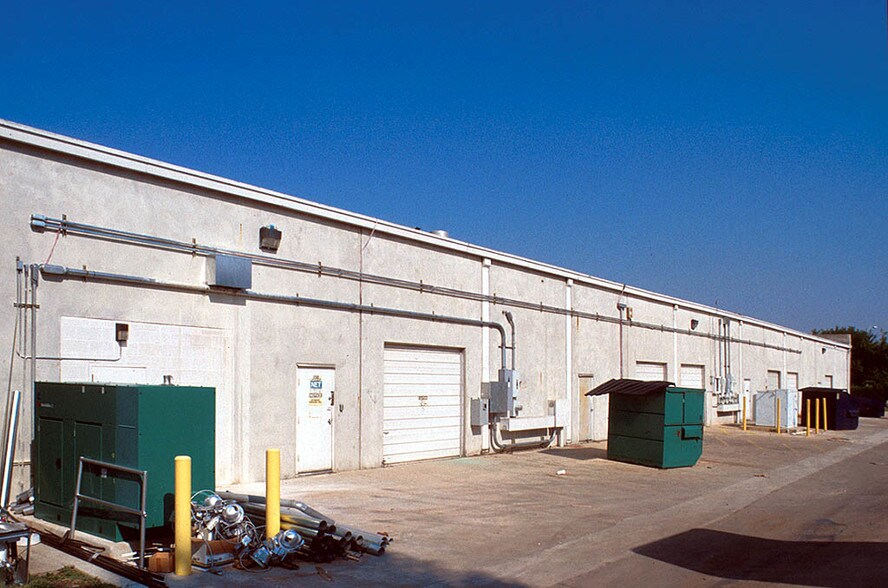 More Photos Of 2621 Ridgepoint Dr, Austin Light Distribution For Lease