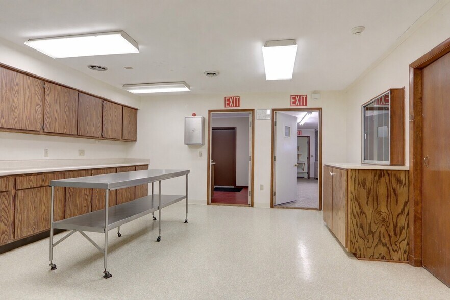 More Photos Of 762 Pre Emption Rd, Geneva Veterinarian Kennel For Sale