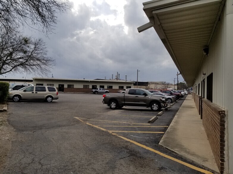 More Photos Of 11549 Old Perrin Beitel Rd, San Antonio Light Manufacturing For Lease