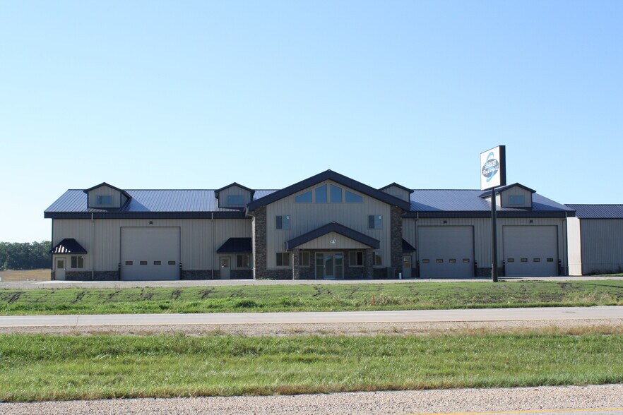 More Photos Of 2976 73rd St, Atkins Flex For Lease