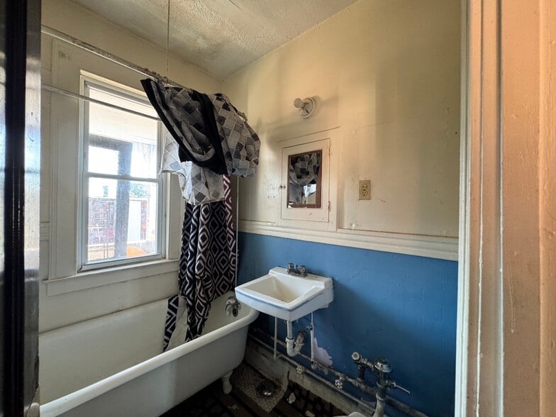 More Photos Of 102 Rowe Ave, Hartford Apartments For Sale