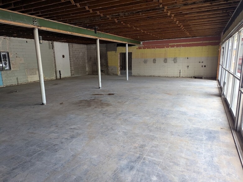 More Photos Of 34-36 W Franklin St, Centerville Storefront Retail Office For Lease