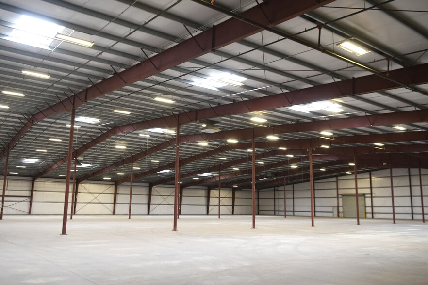 More Photos Of 3401 N Sillect Ave, Bakersfield Distribution For Lease
