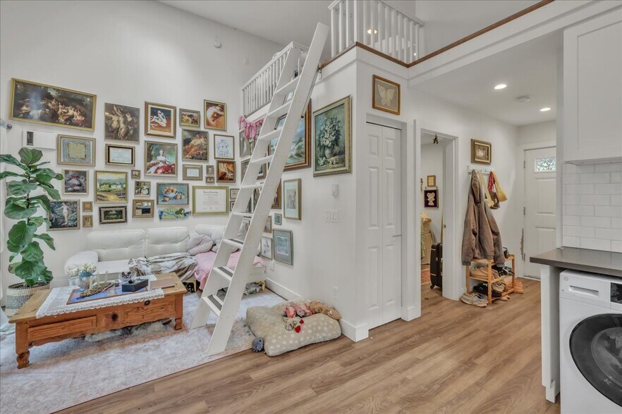 More Photos Of 172 16th Ave, Seattle Multifamily For Sale