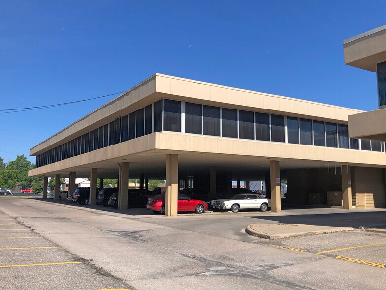 More Photos Of 400 N Woodlawn St, Wichita Office For Lease
