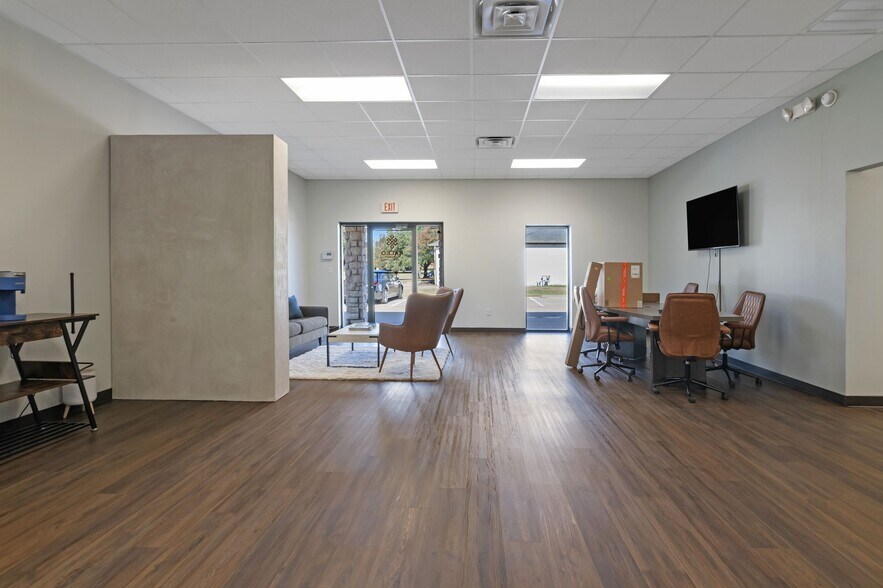 More Photos Of 2317 Michigan Ct, Arlington Flex For Lease