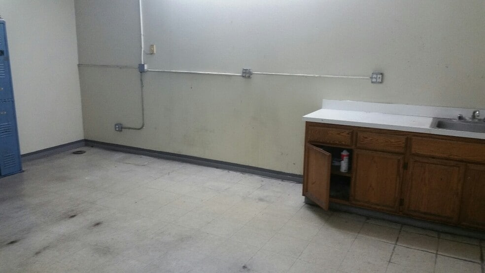 More Photos Of 3816-3818 S Broadway, Los Angeles Manufacturing For Lease