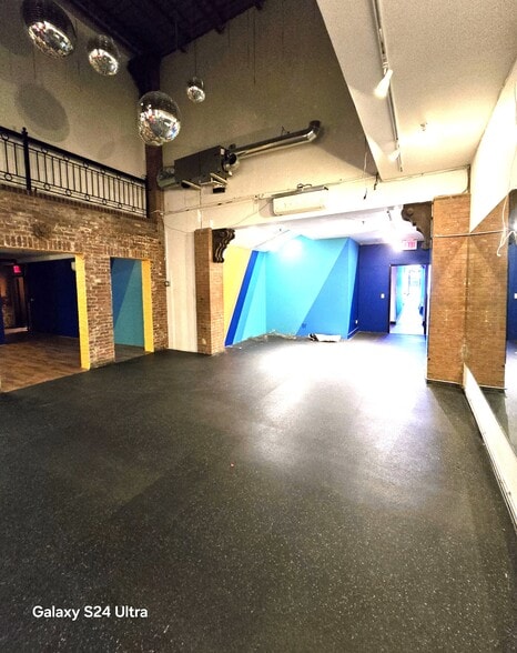 More Photos Of 411 W 39th St, New York Apartments For Lease