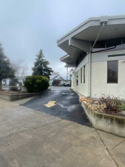 More Photos Of 303 Diagonal St, Clarkston Bank For Sale