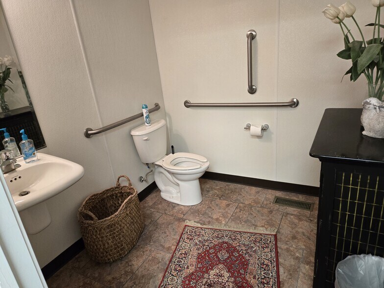More Photos Of 106 N Bridge St, Farmville Medical For Sale