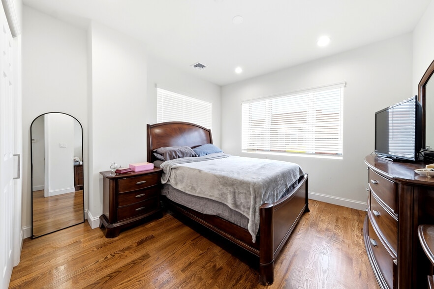 More Photos Of 272 Broadway, Bethpage General Retail For Sale