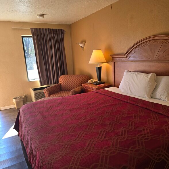 More Photos Of 1507 N Tibbs Rd, Dalton Hotel For Sale