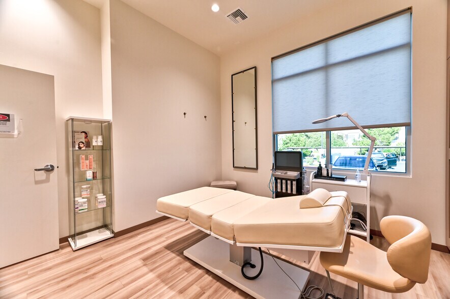 More Photos Of 5770 S Durango Dr, Las Vegas Medical For Sale