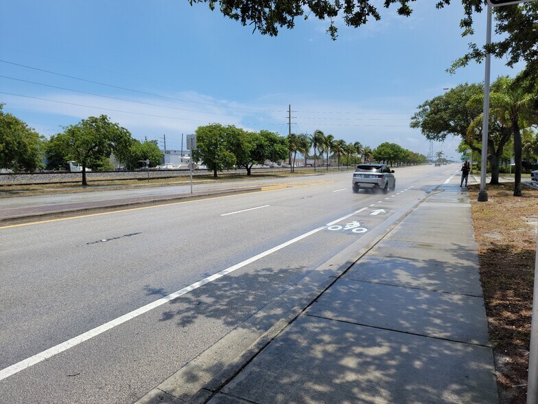 More Photos Of 1299 S Dixie Hwy, Deerfield Beach Showroom For Lease