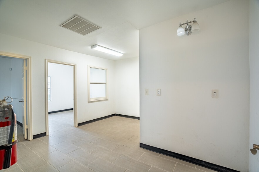 More Photos Of 401 W Simonds Rd, Seagoville Office For Sale