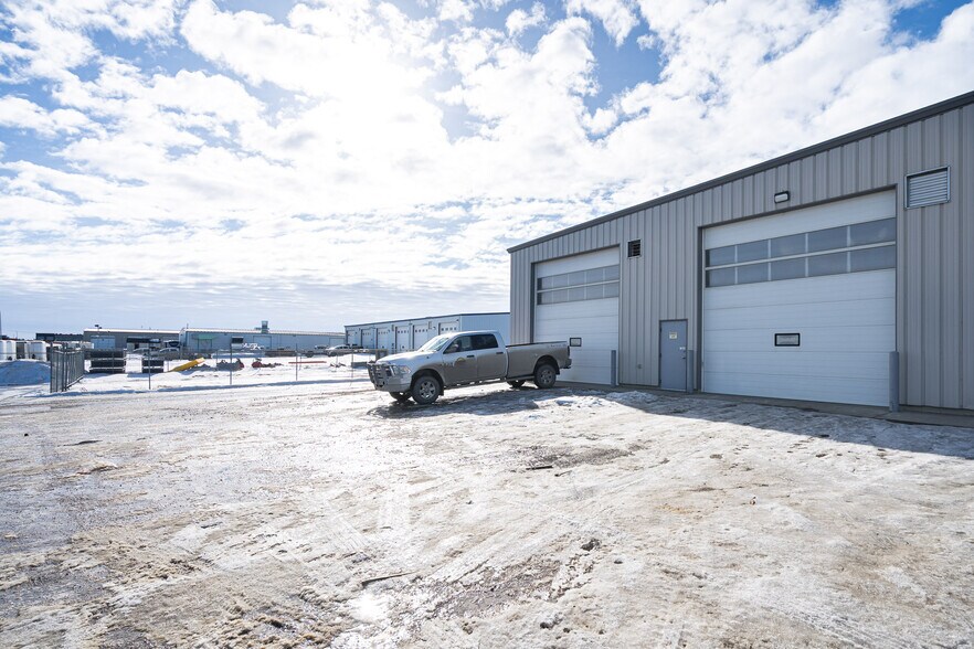 More Photos Of 4807 40 Av, Lloydminster Warehouse For Lease