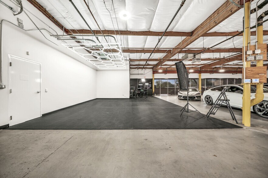 More Photos Of 14505 N Hayden Rd, Scottsdale Light Distribution For Lease