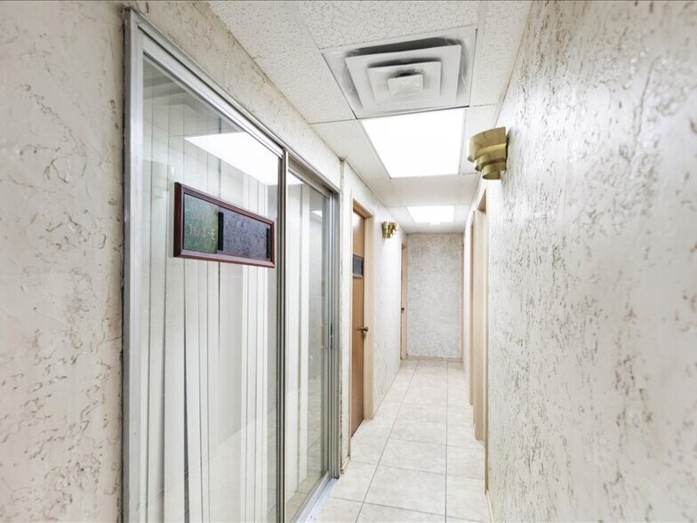 More Photos Of 2020 W Northwest Hwy, Grapevine Office For Lease