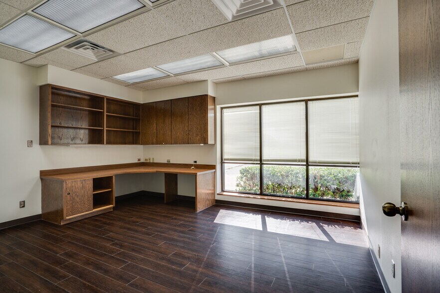 More Photos Of 2716 Commerce St, Wichita Falls Industrial For Sale