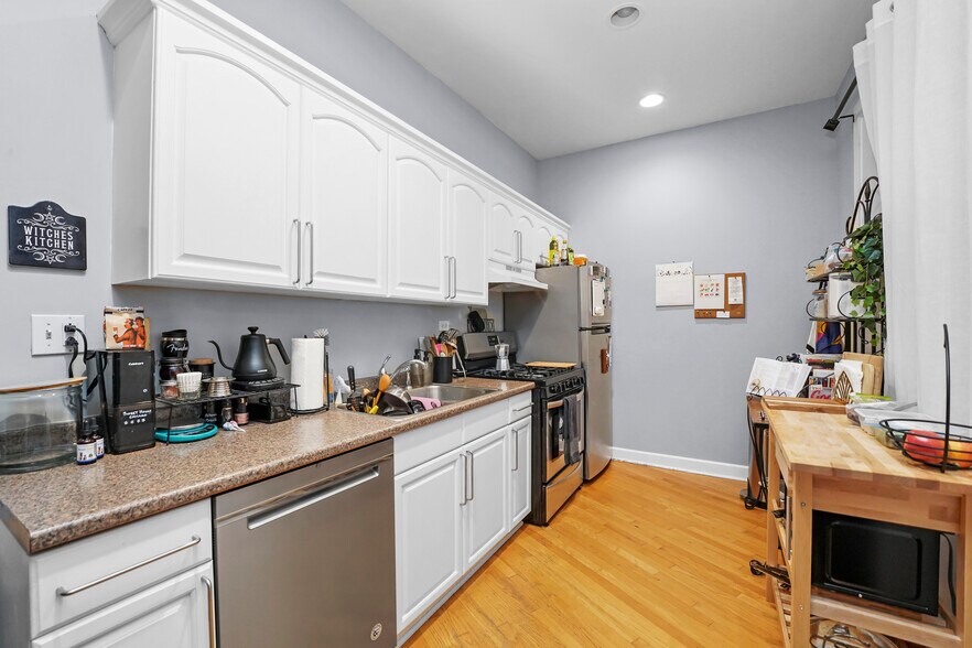 More Photos Of 4363 N Lincoln Ave, Chicago Storefront Retail Residential For Sale