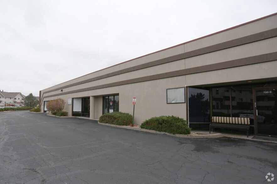 More Photos Of 720 Billings St, Aurora Showroom For Lease
