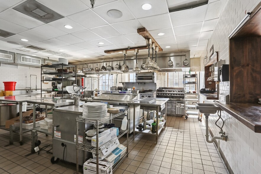 More Photos Of 1051 Annunciation St, New Orleans Restaurant For Sale