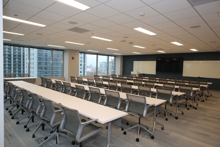 More Photos Of 550 W Washington Blvd, Chicago Office For Lease
