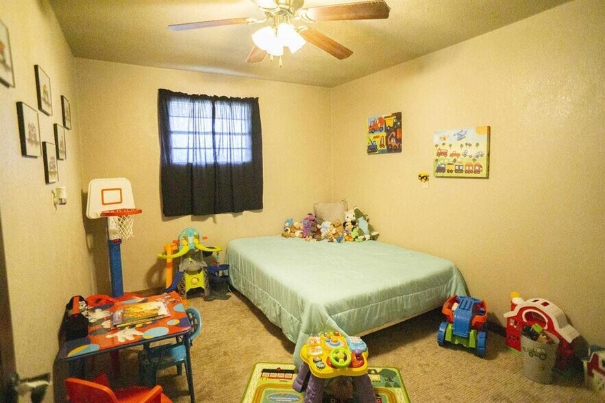 More Photos Of 215 SW 6th St, Mooreland Hotel For Sale
