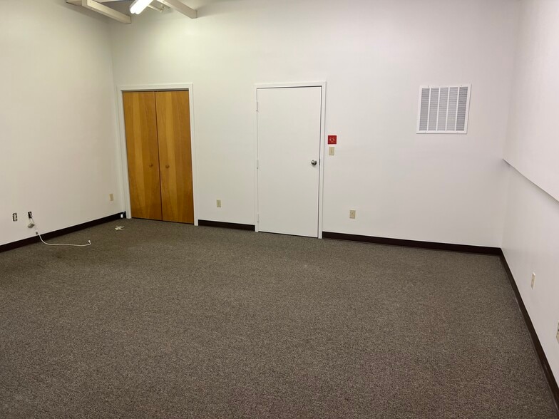 More Photos Of 250-260 Dodge Ave, East Haven Warehouse For Lease