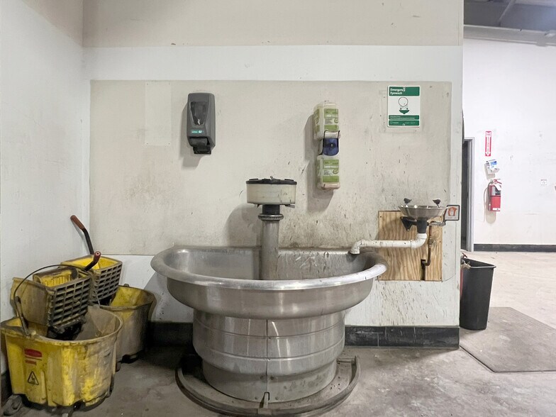 More Photos Of 7171 W Ridge Rd, Fairview Warehouse For Lease