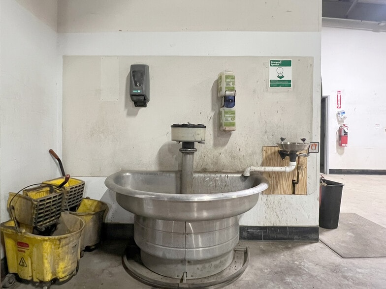 More Photos Of 7171 W Ridge Rd, Fairview Warehouse For Lease