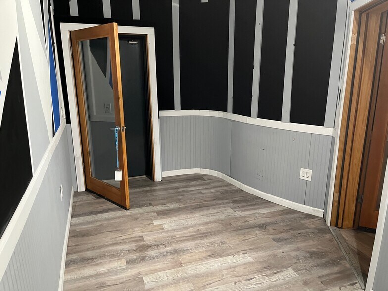 More Photos Of 12028 Vose St, North Hollywood Showroom For Lease