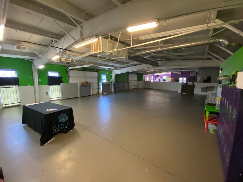 More Photos Of 417 N Rawhide Dr, Olathe Flex For Sale