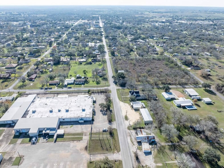 More Photos Of 713 N Riedel St, Yorktown Office For Sale