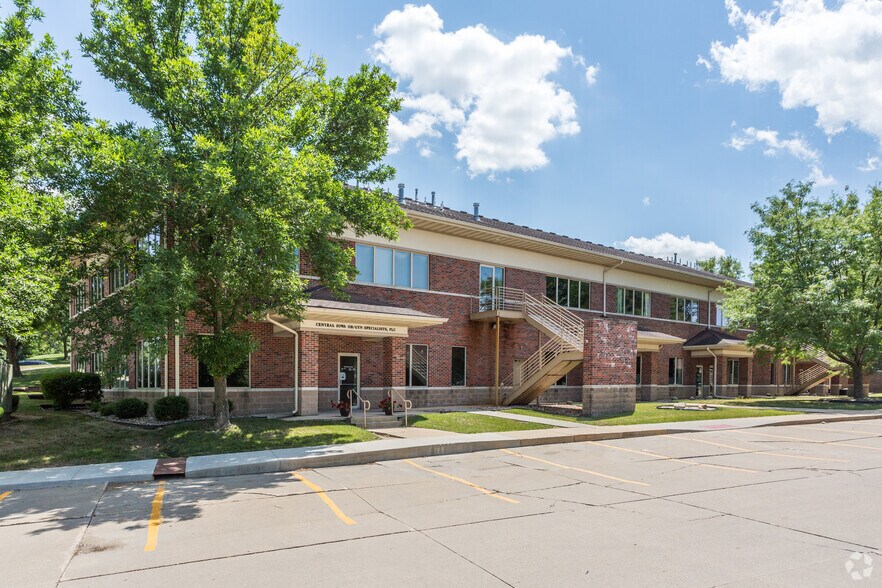 More Photos Of 2501 Westown Pky, West Des Moines Medical For Lease