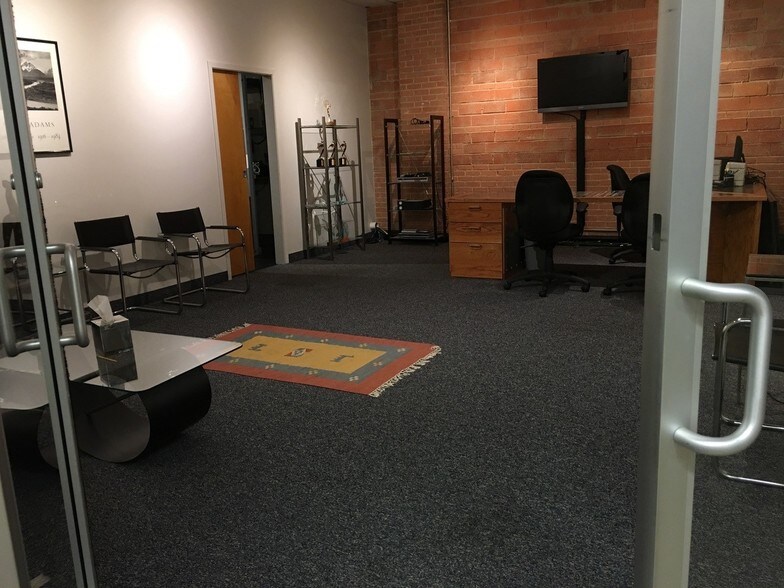 More Photos Of 922 Dragon St, Dallas Distribution For Sale