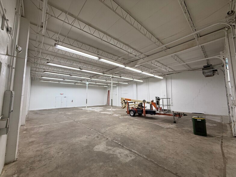 More Photos Of 8307-8309 Atlantic Blvd, Jacksonville Showroom For Lease