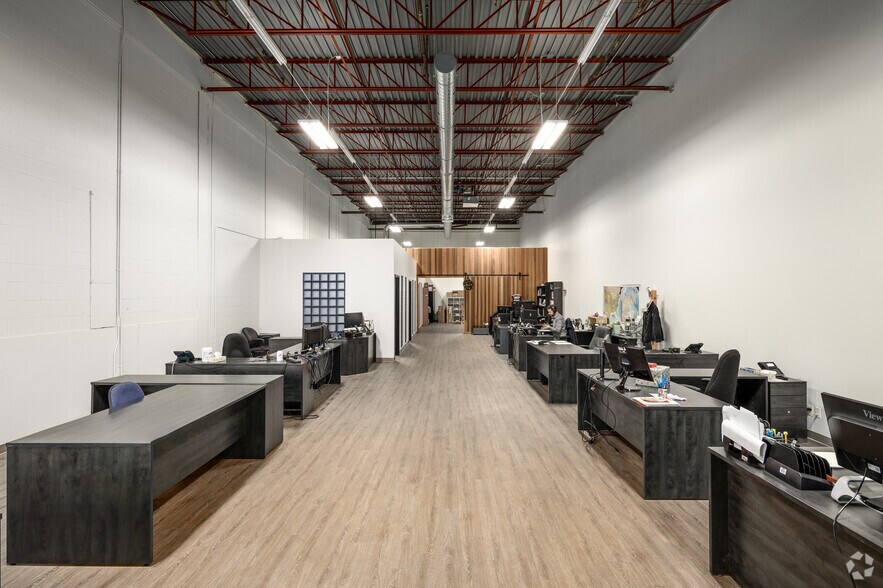 More Photos Of 350-390 Rue Mcarthur, Saint-Laurent Warehouse For Lease