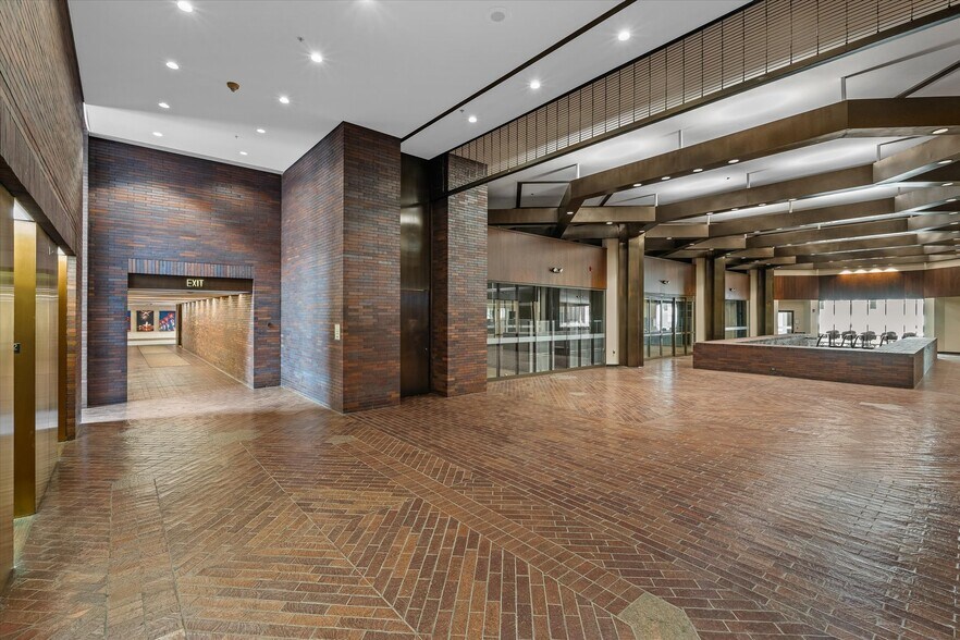 More Photos Of 400 Texas St, Shreveport Office For Sale