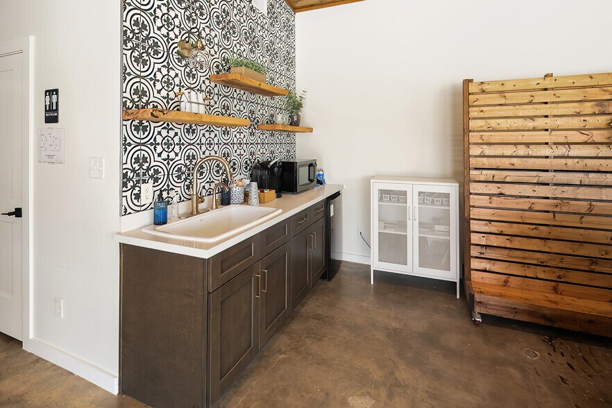 More Photos Of 103 W 32nd St, Bryan Freestanding For Lease
