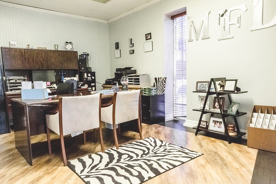 More Photos Of 1539 Round Table Dr, Dallas Light Manufacturing For Sale