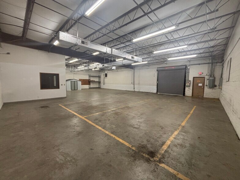 More Photos Of 1040 Thousand Oaks Blvd, Greenville Flex For Lease