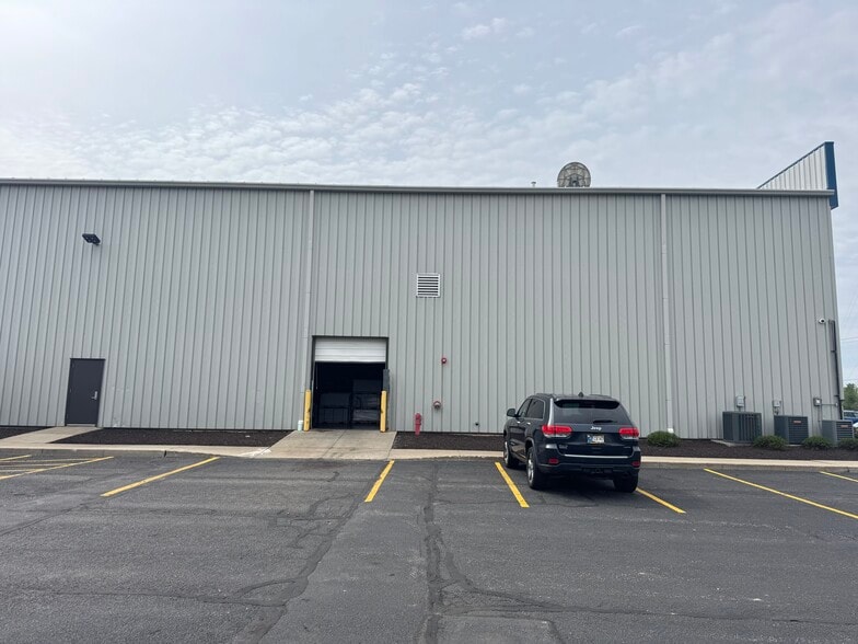 More Photos Of 3927 Kraft Parkway, Fort Wayne Showroom For Lease