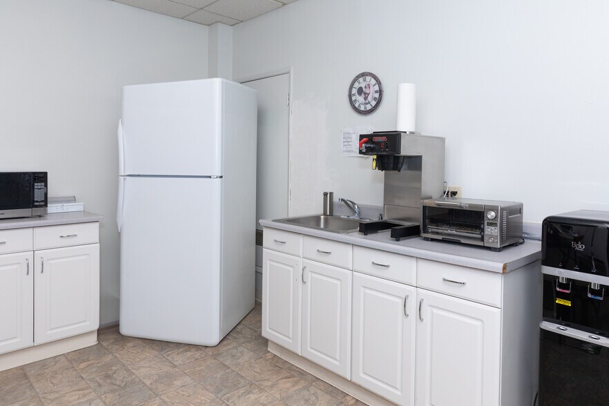 More Photos Of 111 N Jackson St, Glendale Office For Sale