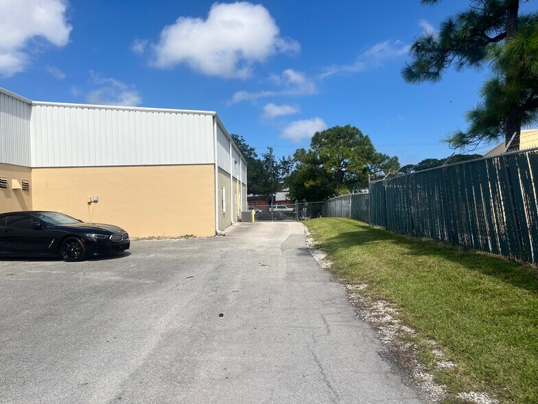 More Photos Of 1310 53rd St, West Palm Beach Manufacturing For Lease