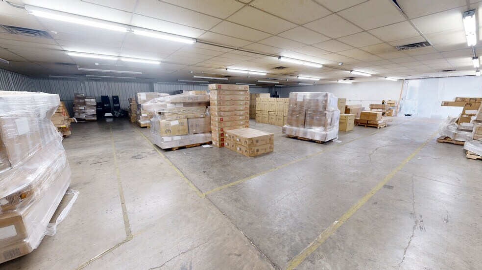 More Photos Of 555 N 13th St, Rogers Warehouse For Lease
