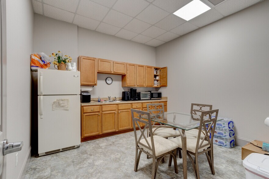 More Photos Of 585 Commonwealth Blvd, Port Orange Manufacturing For Sale